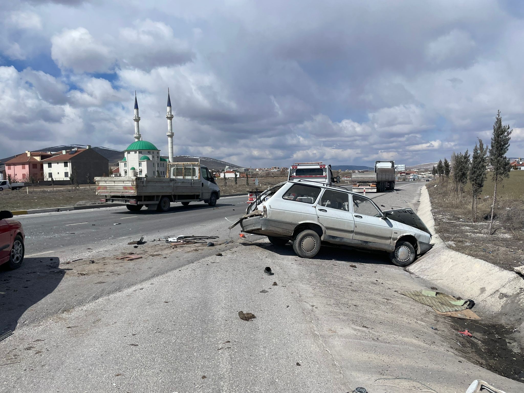 TIRLA OTOMOBİL ÇARPIŞTI, ÇOK SAYIDA YARALILAR VAR