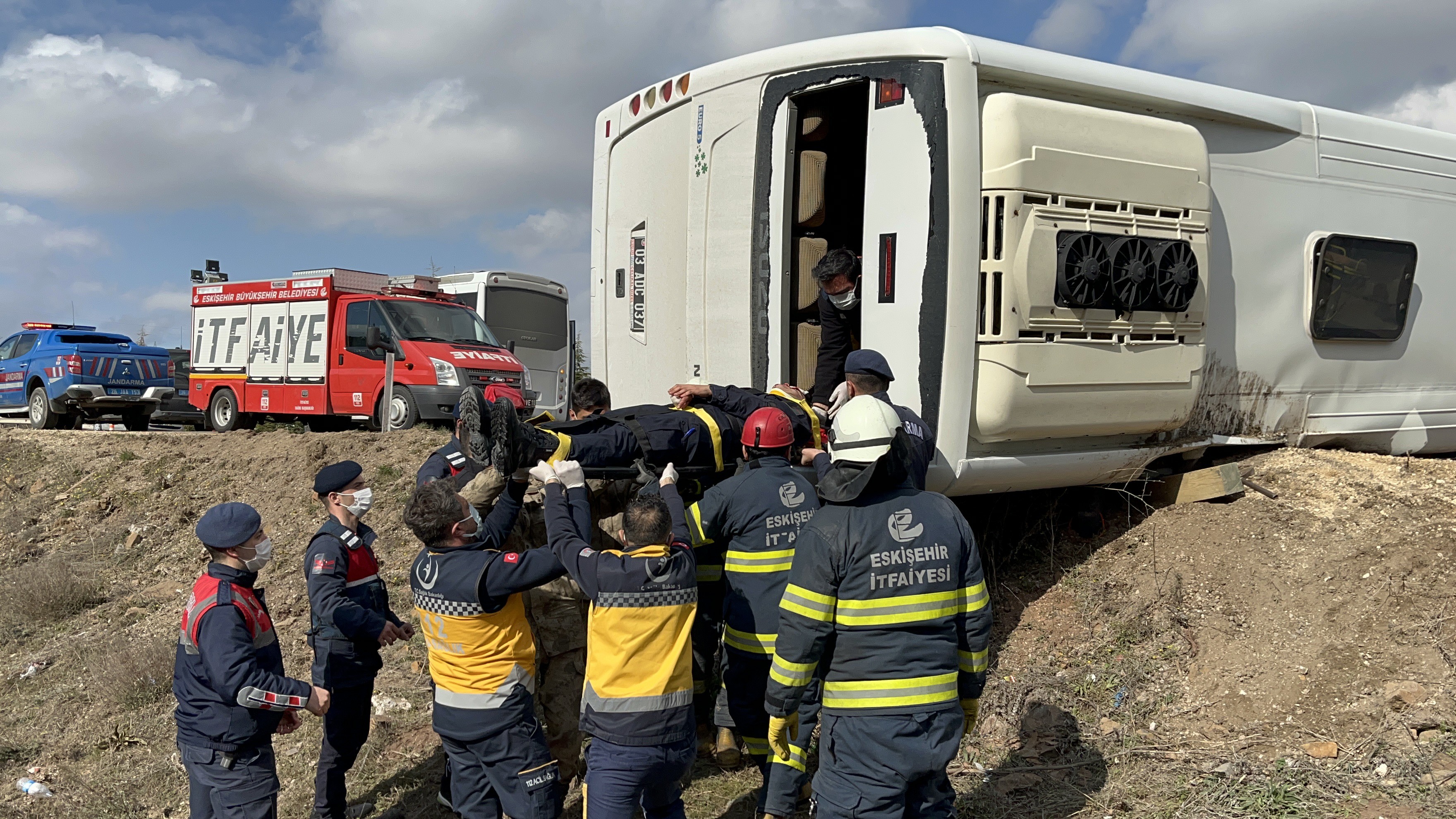 AFYON'A GELEN CEZAEVİ OTOBÜSÜ DEVRİLDİ