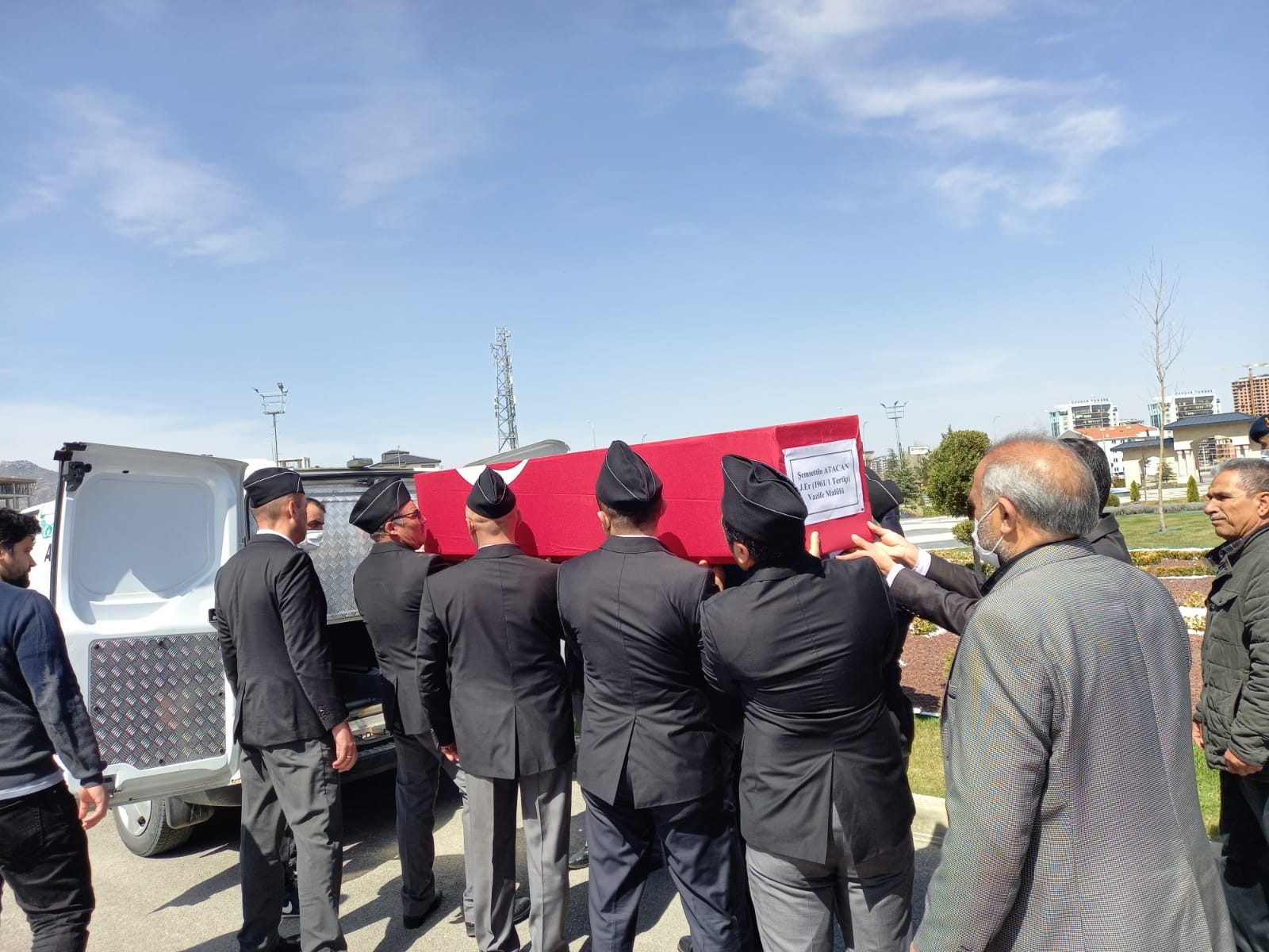 Afyonlu gazinin naaşı silah arkadaşlarının omuzlarında taşındı