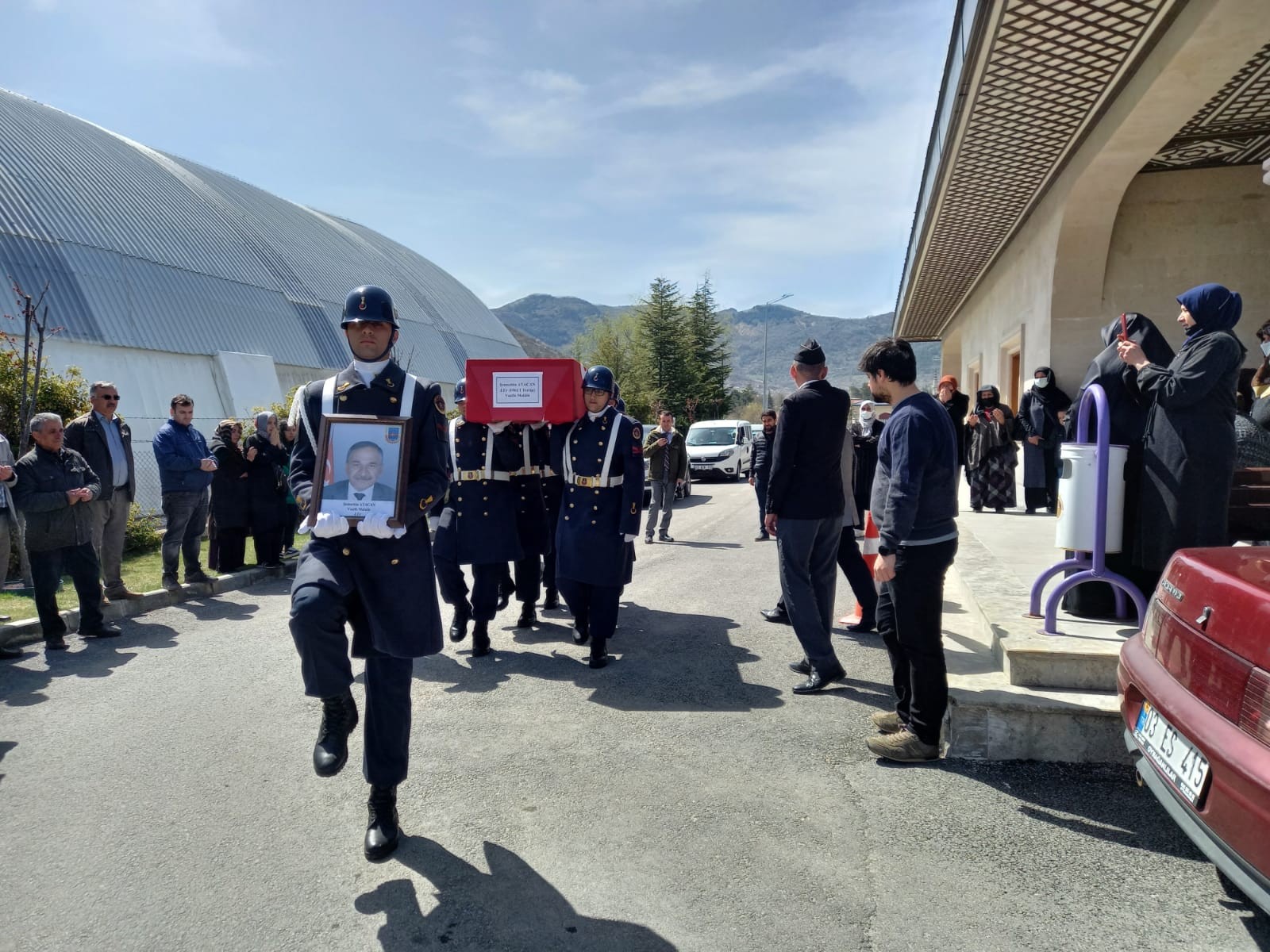 Afyonlu gazinin naaşı silah arkadaşlarının omuzlarında taşındı