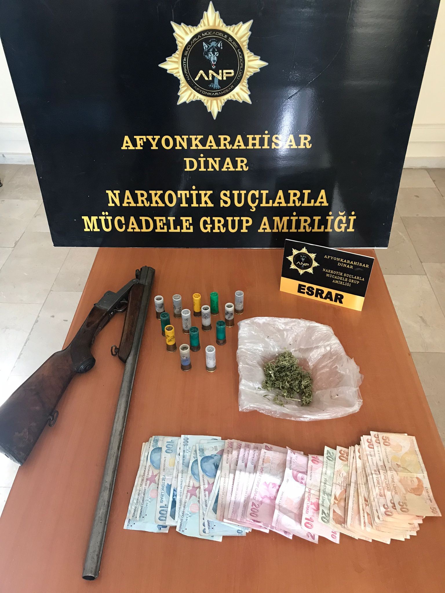 AFYONDAKİ EV BASKININDA ESRAR VE BİR MİKTAR PARA ELE GEÇİRİLDİ