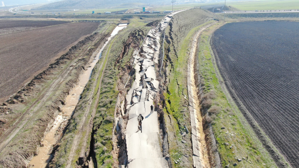 DEPREMİN MERKEZİNDEN KORKUNÇ GÖRÜNTÜ: YOL YARILDI, DEVASA ÇATLAKLAR OLUŞTU