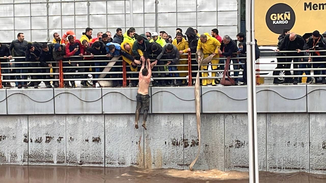 İNANILMAZ KURTULUŞ! ALT GEÇİTTE MAHSUR KALAN ŞAHIS, SELDEN BÖYLE KURTULDU