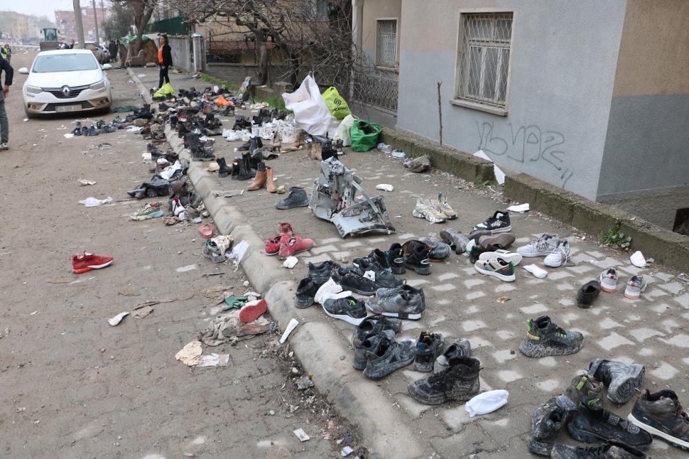 ENKAZ ALTINDA KALAN HATIRA VE EŞYALARINI ARIYORLAR
