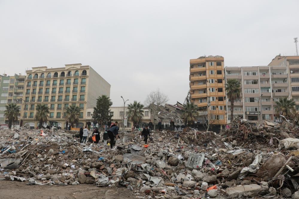 ENKAZ ALTINDA KALAN HATIRA VE EŞYALARINI ARIYORLAR