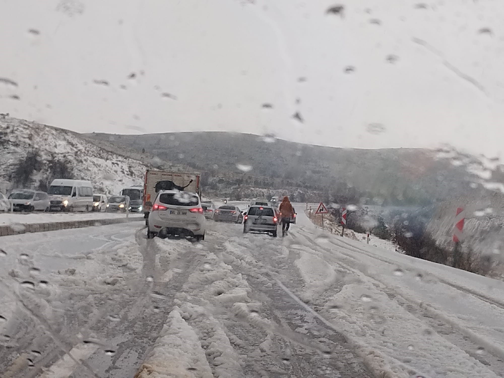 AFYON’DA ETKİLİ OLAN DOLU YAĞIŞI KAZALARA NEDEN OLDU