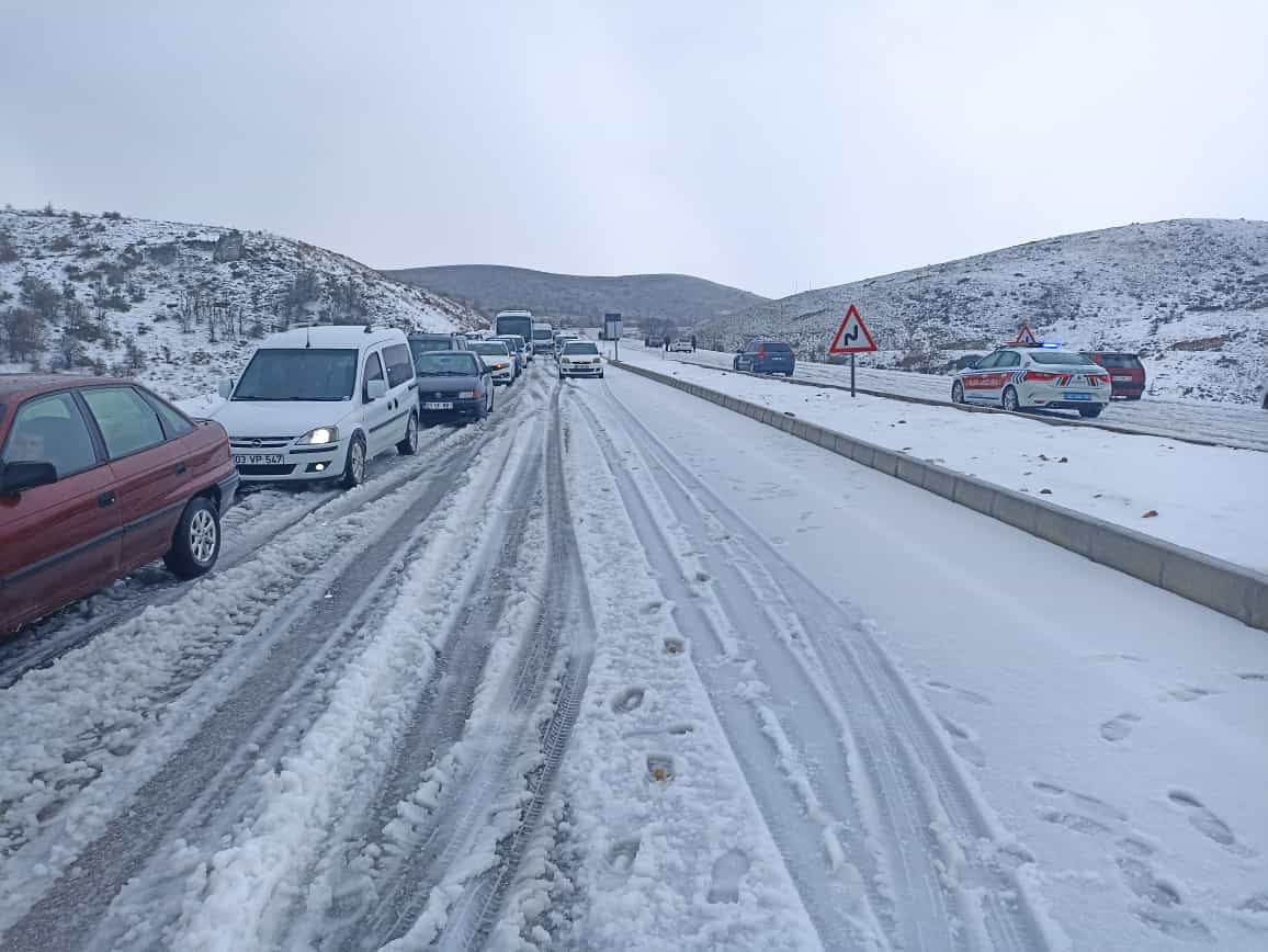 AFYON’DA ETKİLİ OLAN DOLU YAĞIŞI KAZALARA NEDEN OLDU