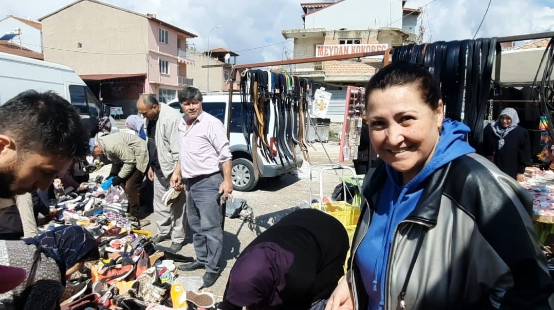 BU PAZARDA AYAKKABILAR 1 TL!