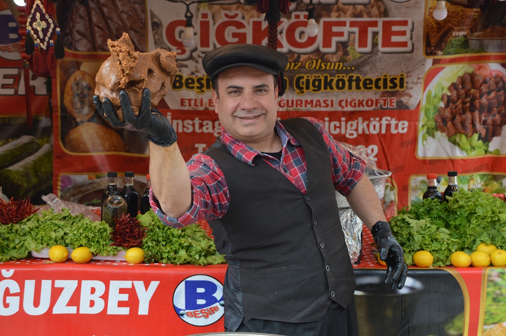 ÇİĞKÖFTE USTASI, İŞ İÇİN GELDİĞİ AFYON'DAKİ SOKAK HAYVANLARINI BESLİYOR