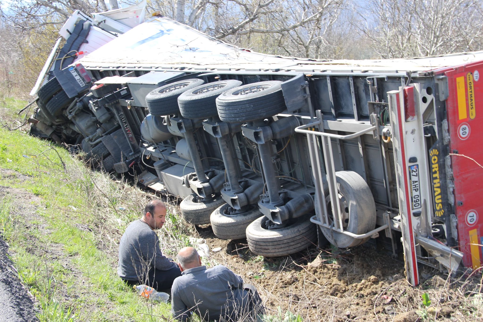 AFYON’DA ŞARAMPOLE GİREN TIR AĞAÇLARA ÇARPARAK DURABİLDİ