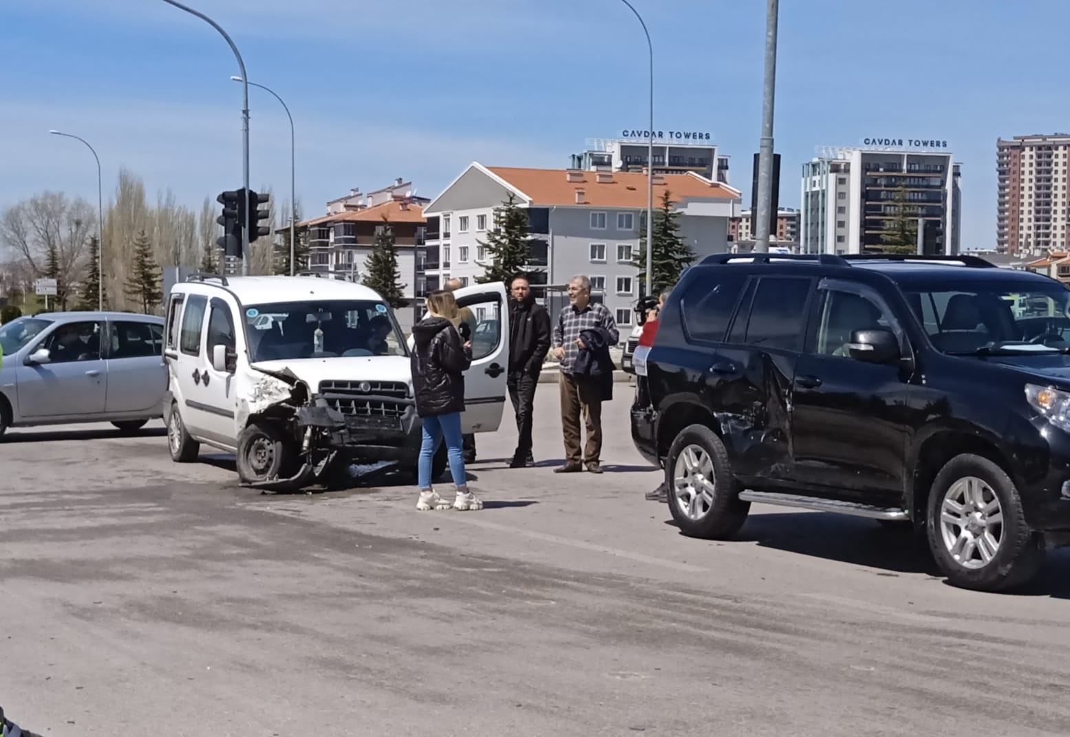 AFYON’DA KAZA YAPAN ARAÇ CAMİ DUVARINA RAMAK KALA DURABİLDİ