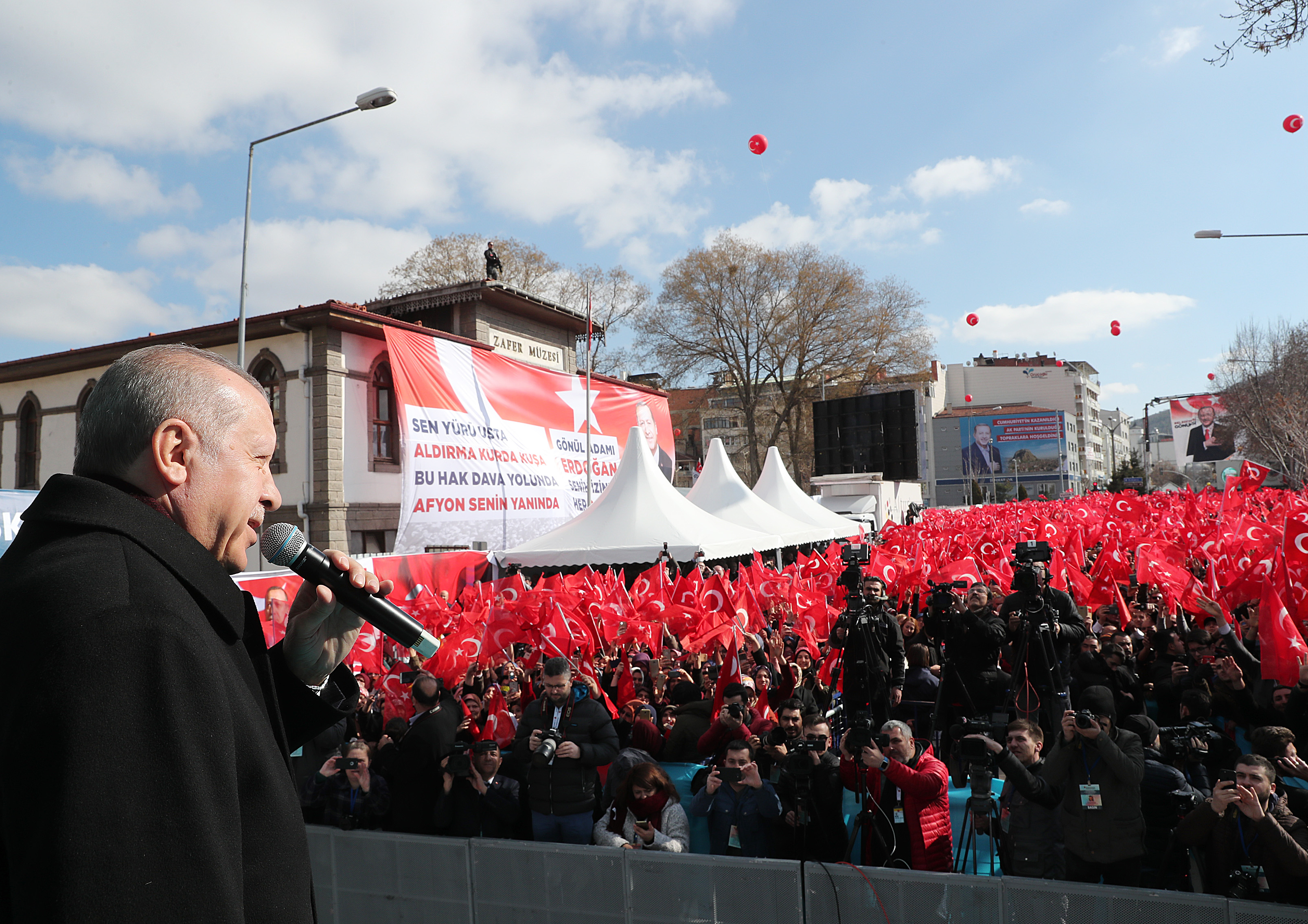 "AFYONKARAHİSAR HALKI CUMHURBAŞKANIMIZI ZAFER MEYDANINDA KUCAKLAMAYA HAZIRDIR"
