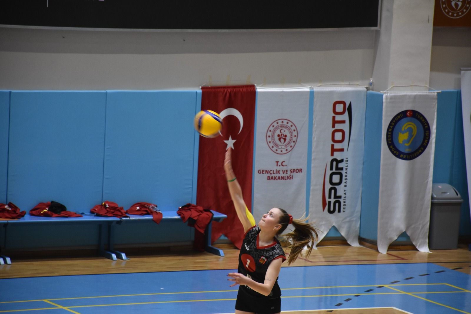 İŞİTME ENGELLİLER VOLEYBOL ŞAMPİYONASI FİNAL MAÇLARI İLE SONA ERDİ