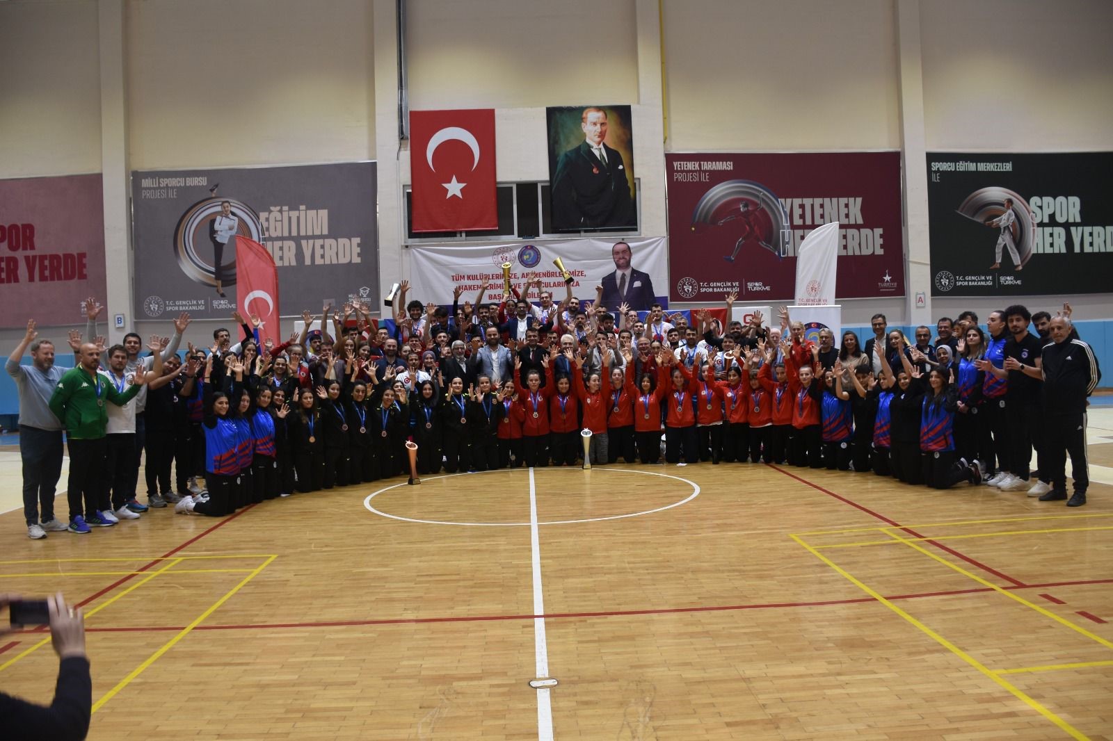 İŞİTME ENGELLİLER VOLEYBOL ŞAMPİYONASI FİNAL MAÇLARI İLE SONA ERDİ