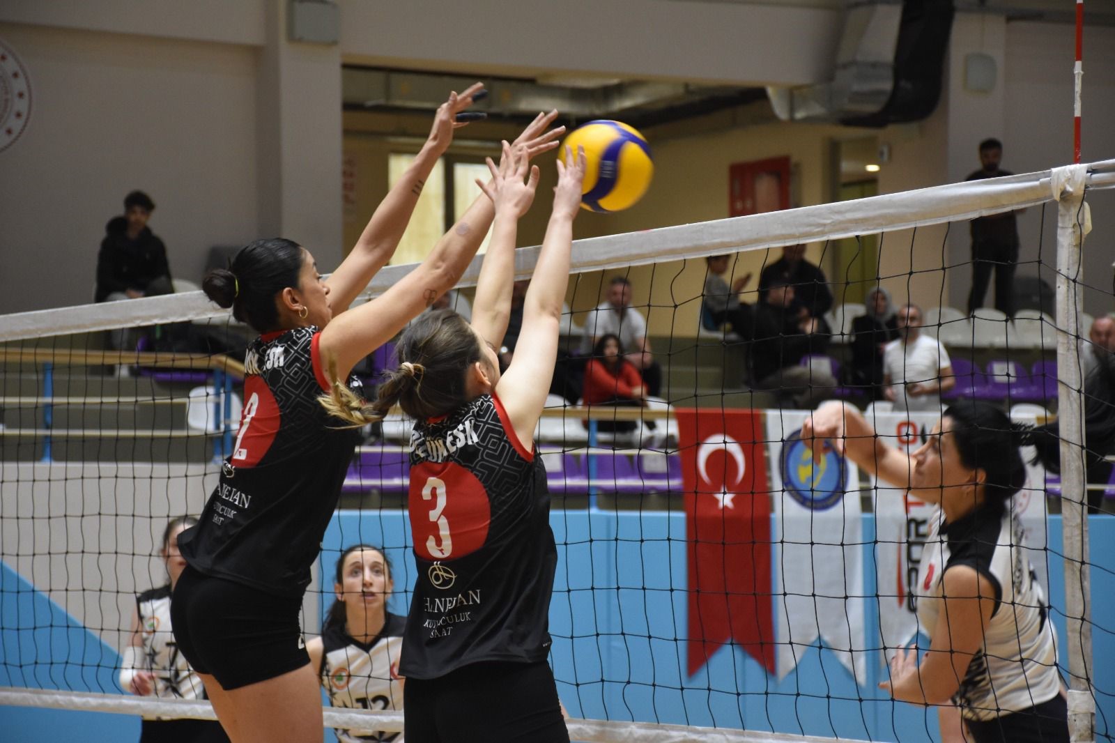 İŞİTME ENGELLİLER VOLEYBOL ŞAMPİYONASI FİNAL MAÇLARI İLE SONA ERDİ