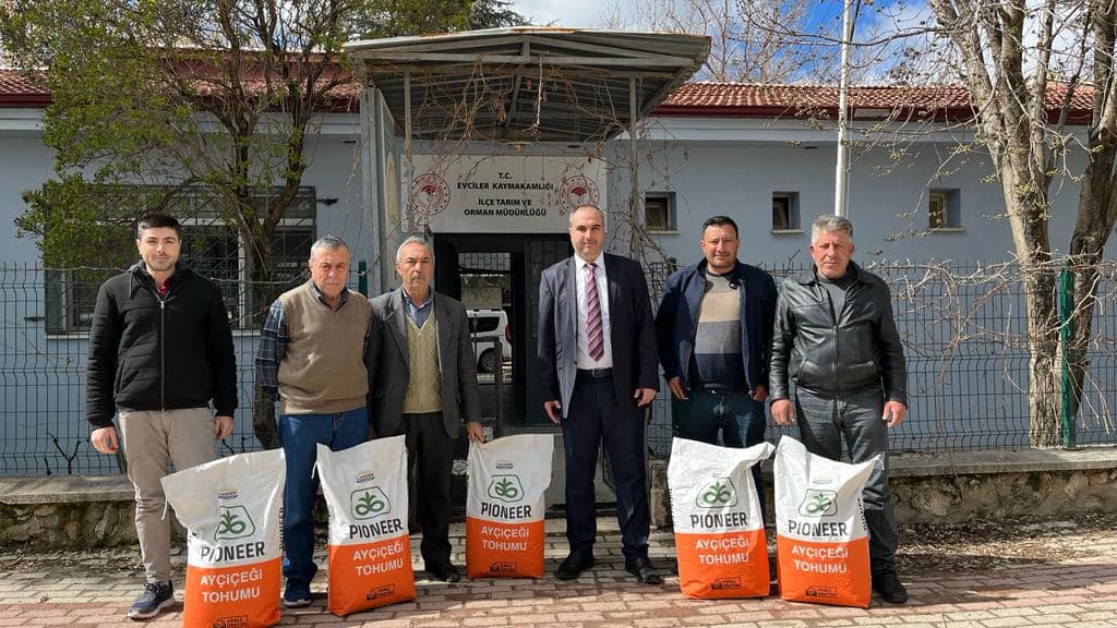 ÇİFTÇİLERE HİBE DESTEKLİ YAĞLIK AYÇİÇEĞİ TOHUMU DAĞITILDI