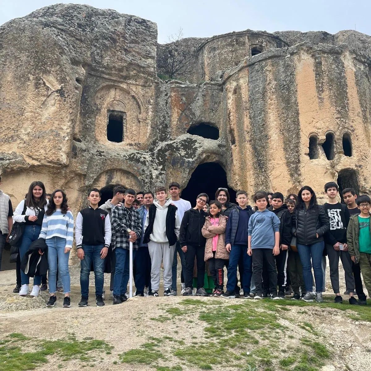 AFYON’DAKİ DEPREMZEDE ÇOCUKLAR VE GENÇLER TARİHİ FRİG VADİSİ’Nİ GEZDİ