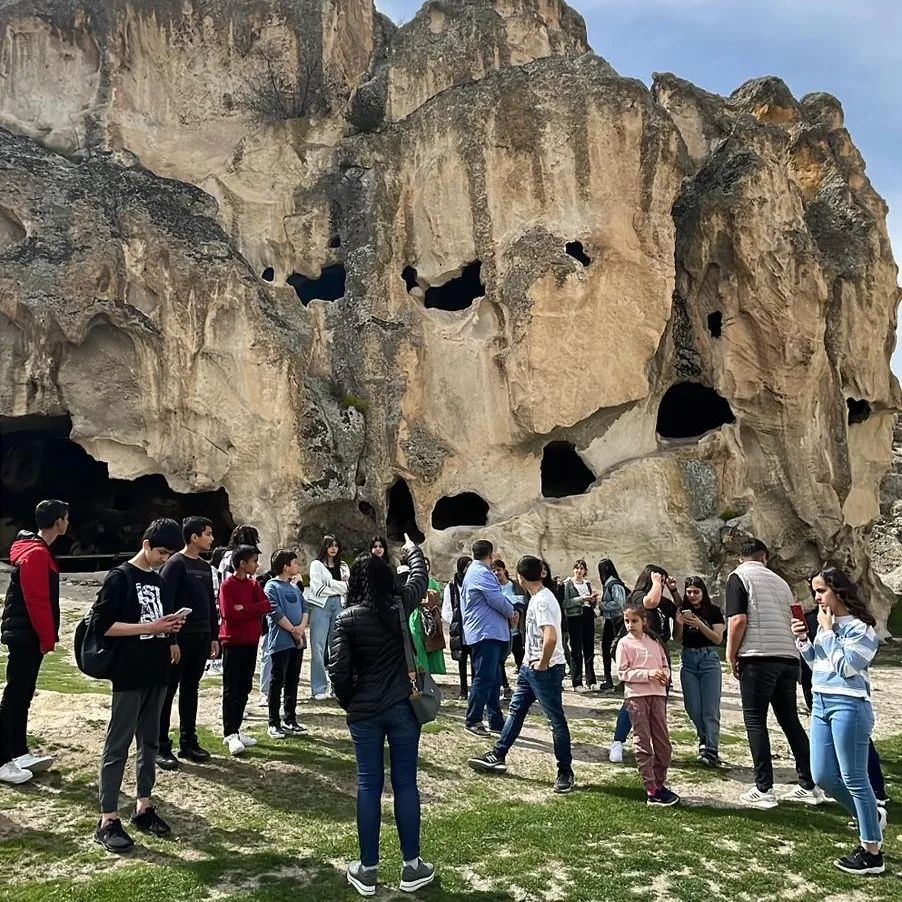 AFYON’DAKİ DEPREMZEDE ÇOCUKLAR VE GENÇLER TARİHİ FRİG VADİSİ’Nİ GEZDİ