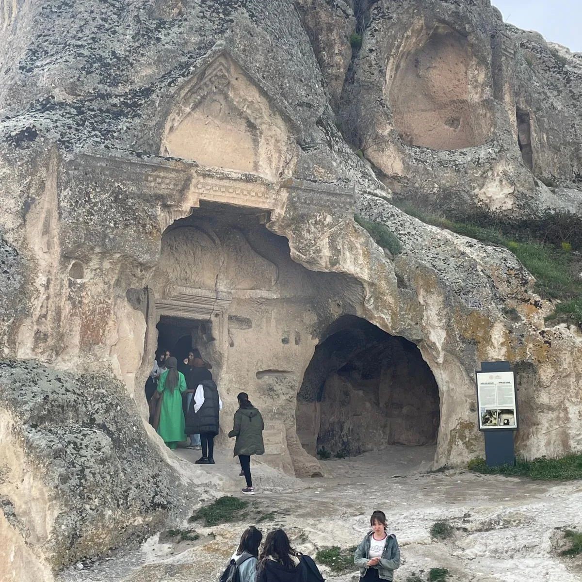 AFYON’DAKİ DEPREMZEDE ÇOCUKLAR VE GENÇLER TARİHİ FRİG VADİSİ’Nİ GEZDİ