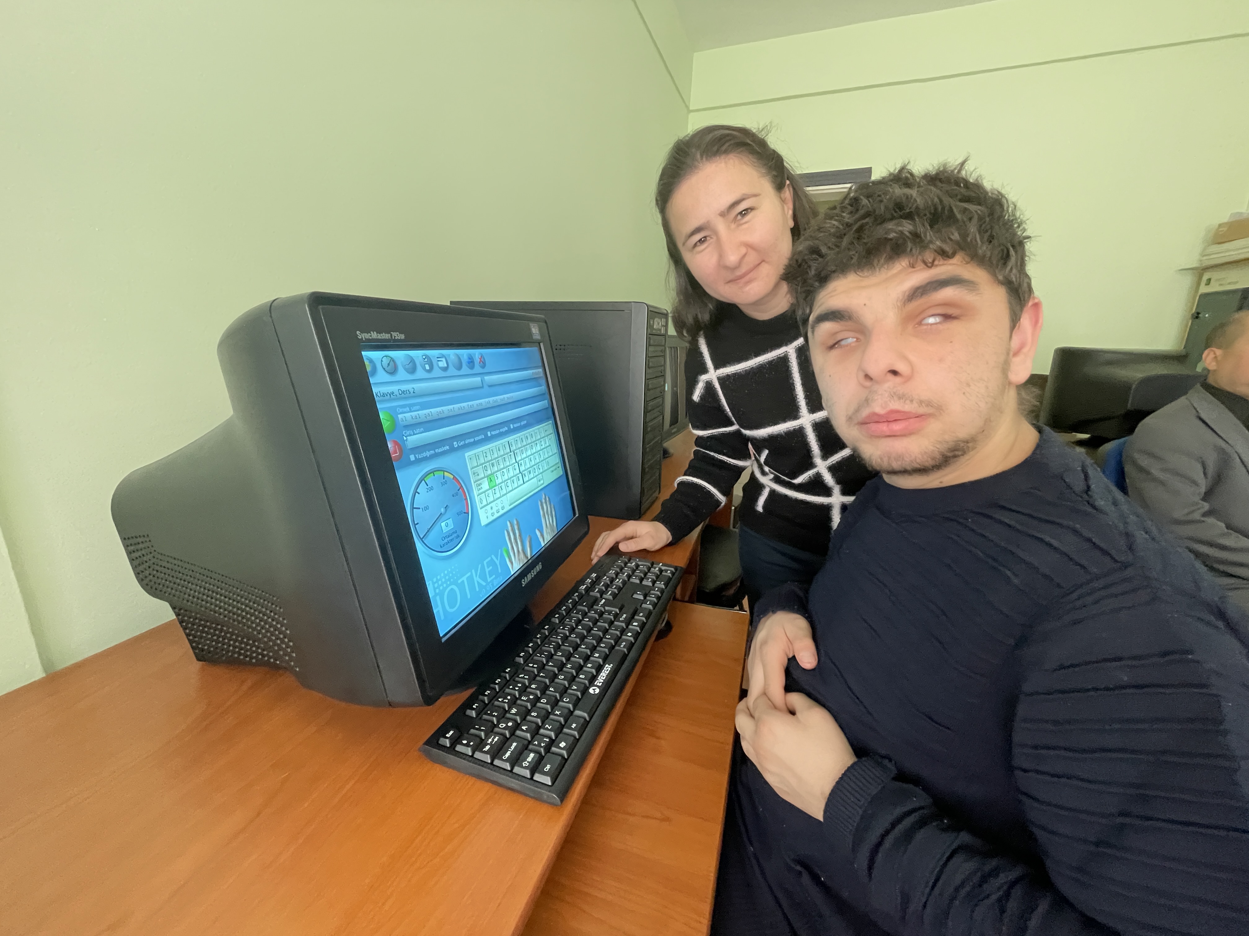 DEPREMZEDE EĞİTMEN AFYON'DA GÖRME ENGELLİLERE BİLGİSAYAR ÖĞRETİYOR