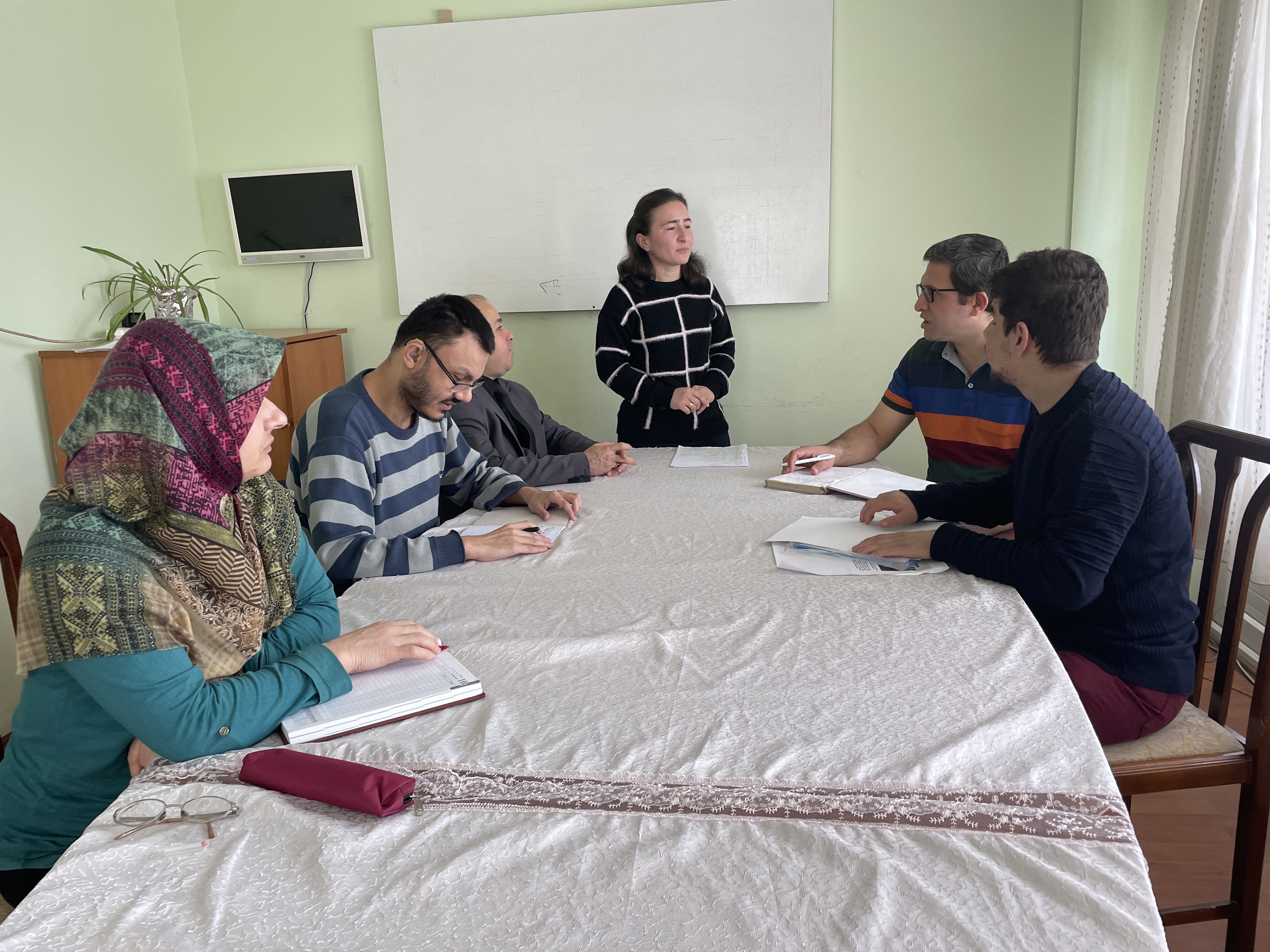 DEPREMZEDE EĞİTMEN AFYON'DA GÖRME ENGELLİLERE BİLGİSAYAR ÖĞRETİYOR