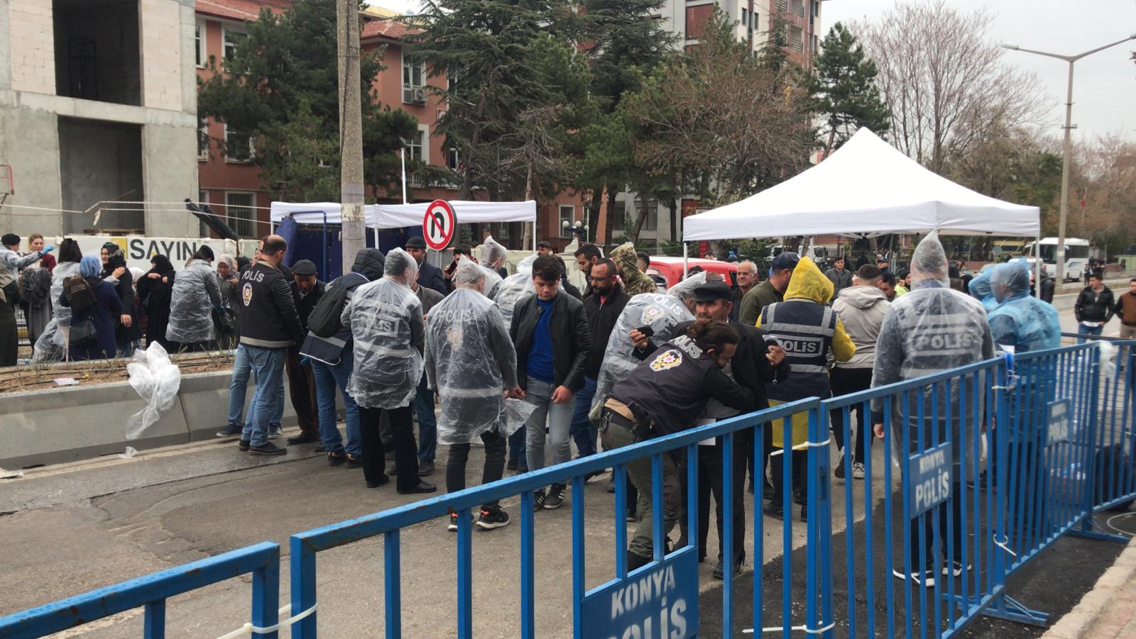 VATANDAŞLAR YAĞMURA RAĞMEN ALANI DOLDURDU