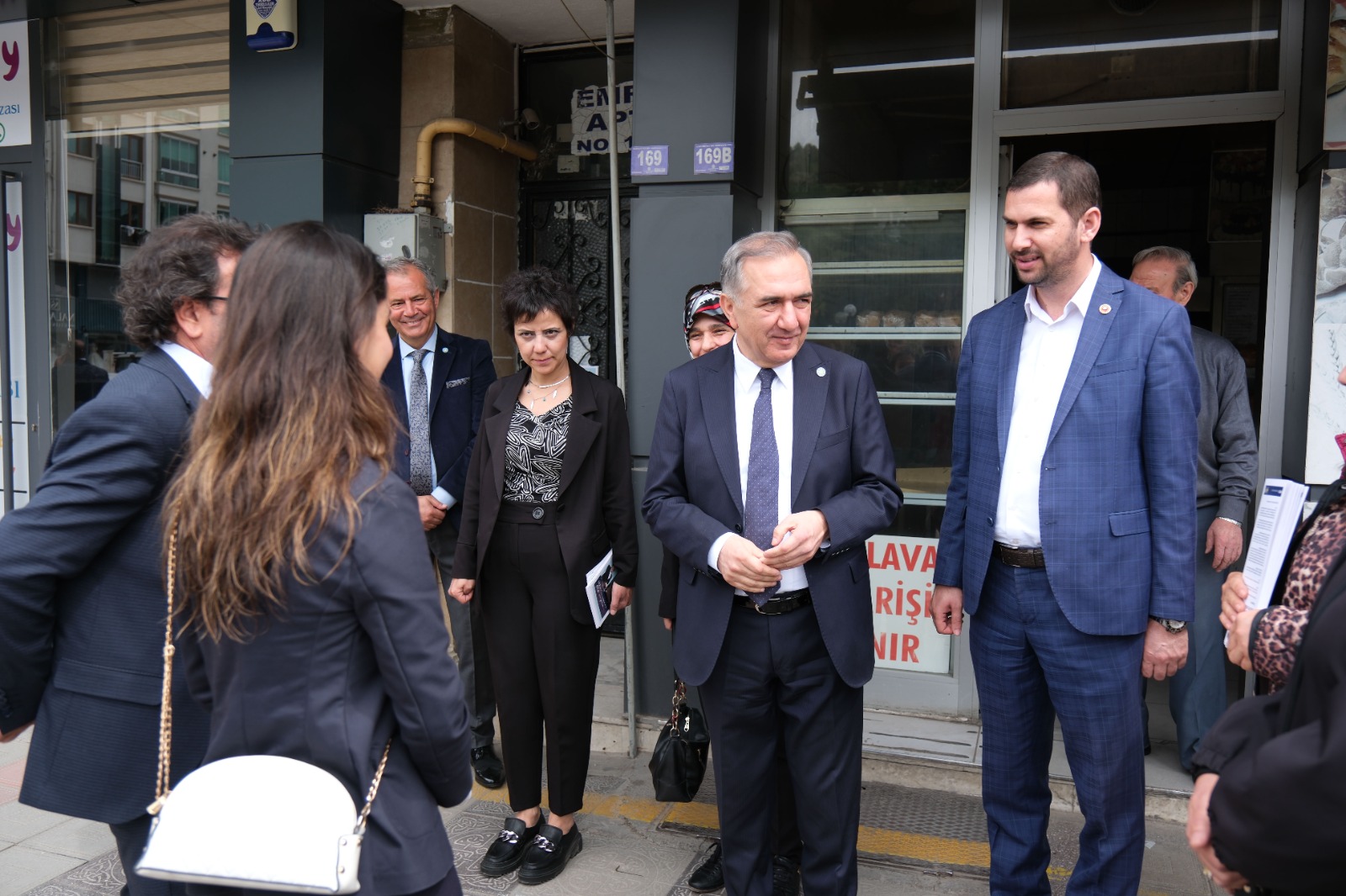 ARABACI KURTULUŞ CADDESİNDE ZİYARETLERDE BULUNDU