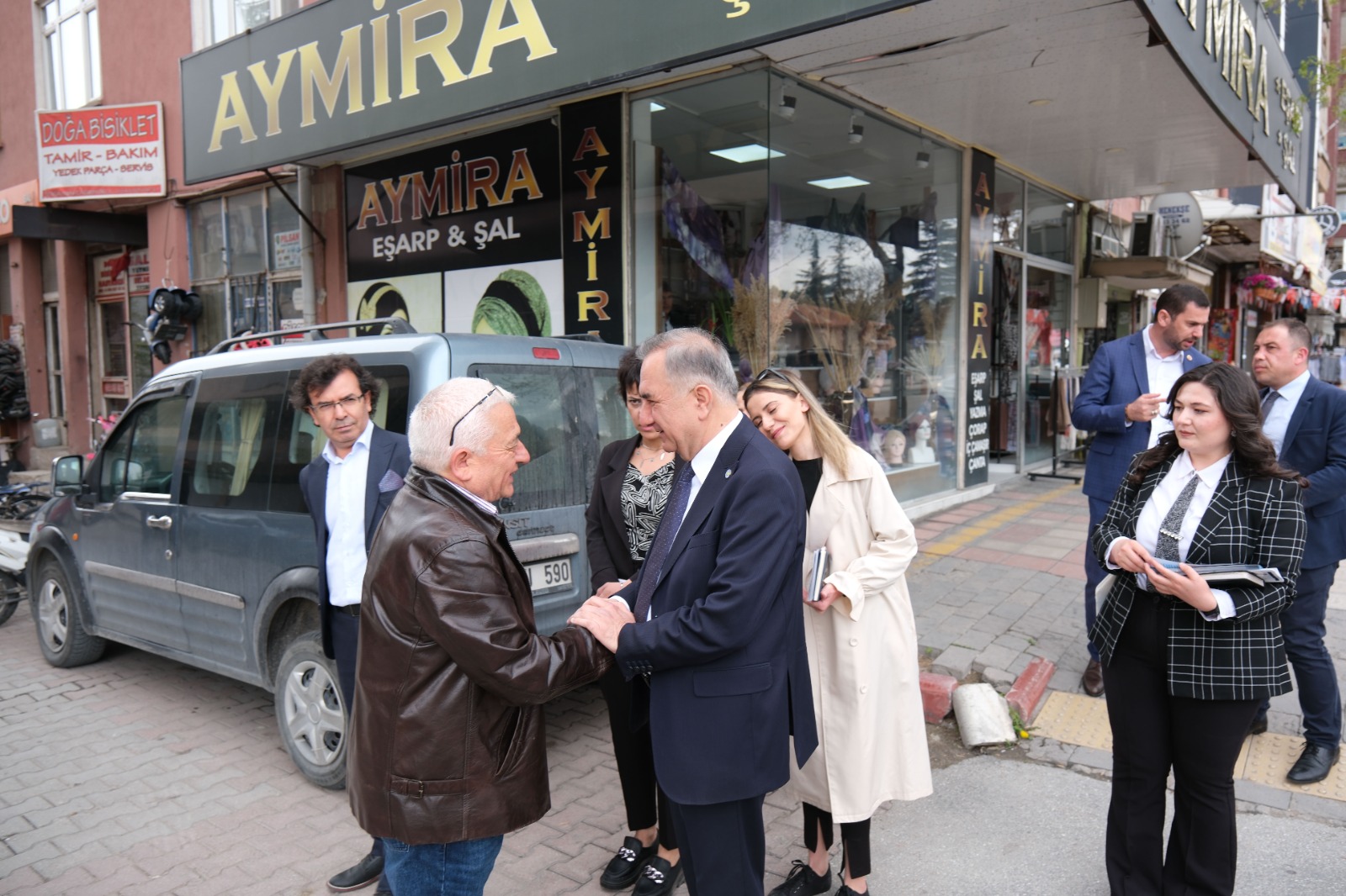 ARABACI KURTULUŞ CADDESİNDE ZİYARETLERDE BULUNDU