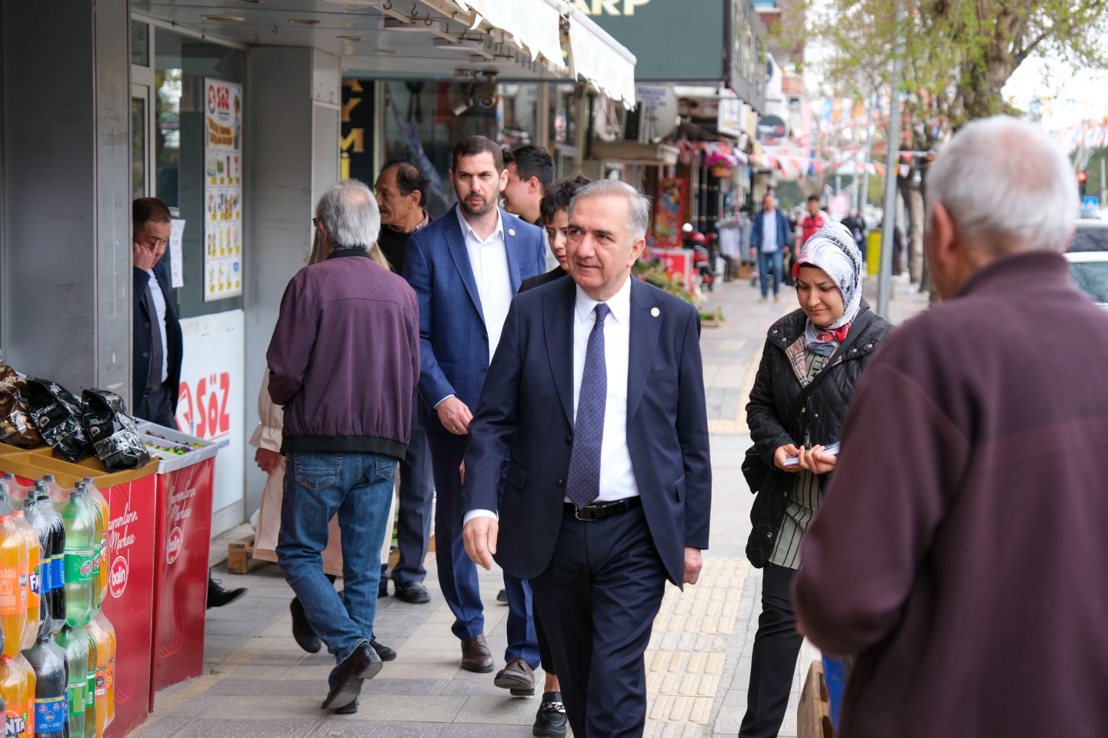 ARABACI KURTULUŞ CADDESİNDE ZİYARETLERDE BULUNDU