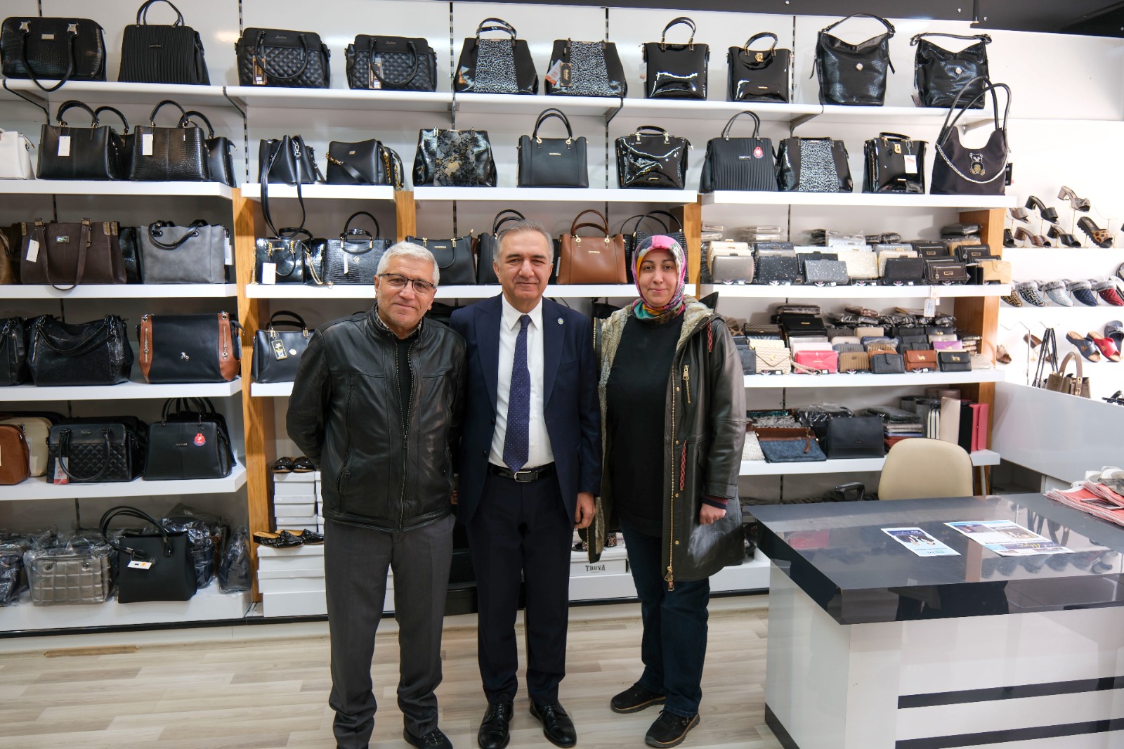 ARABACI KURTULUŞ CADDESİNDE ZİYARETLERDE BULUNDU