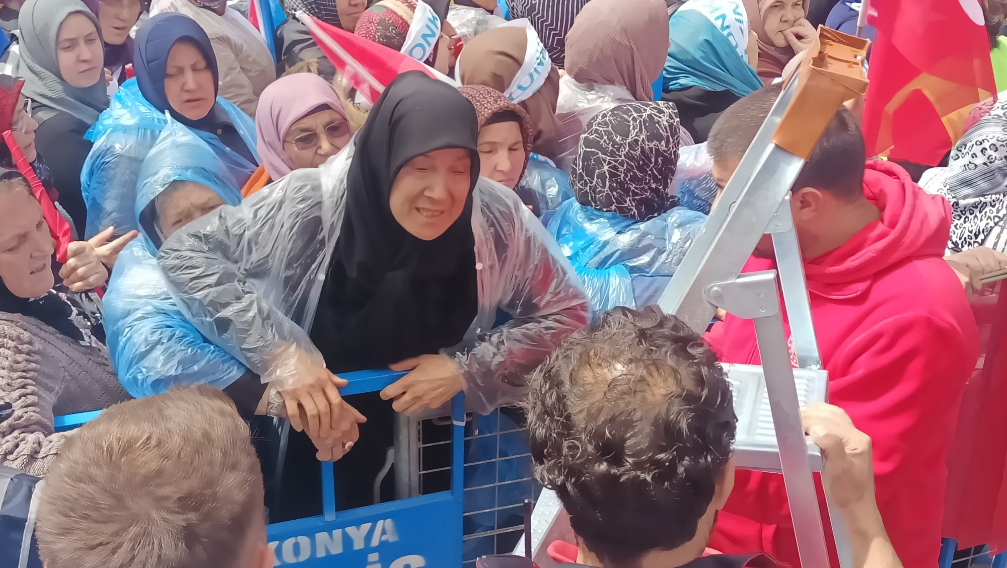 MİTİNG ALANINDA FENALAŞANLARA SAĞLIK EKİPLERİ MÜDAHALE ETTİ