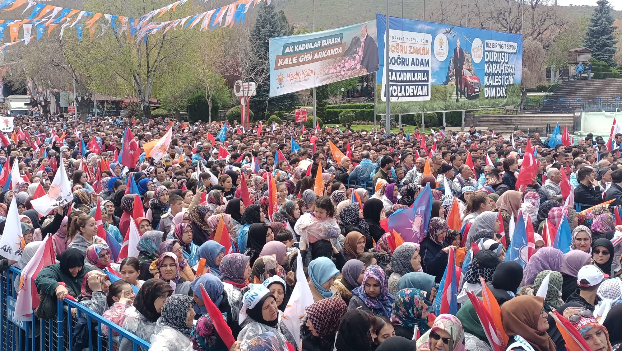 MİTİNG ALANINDA FENALAŞANLARA SAĞLIK EKİPLERİ MÜDAHALE ETTİ
