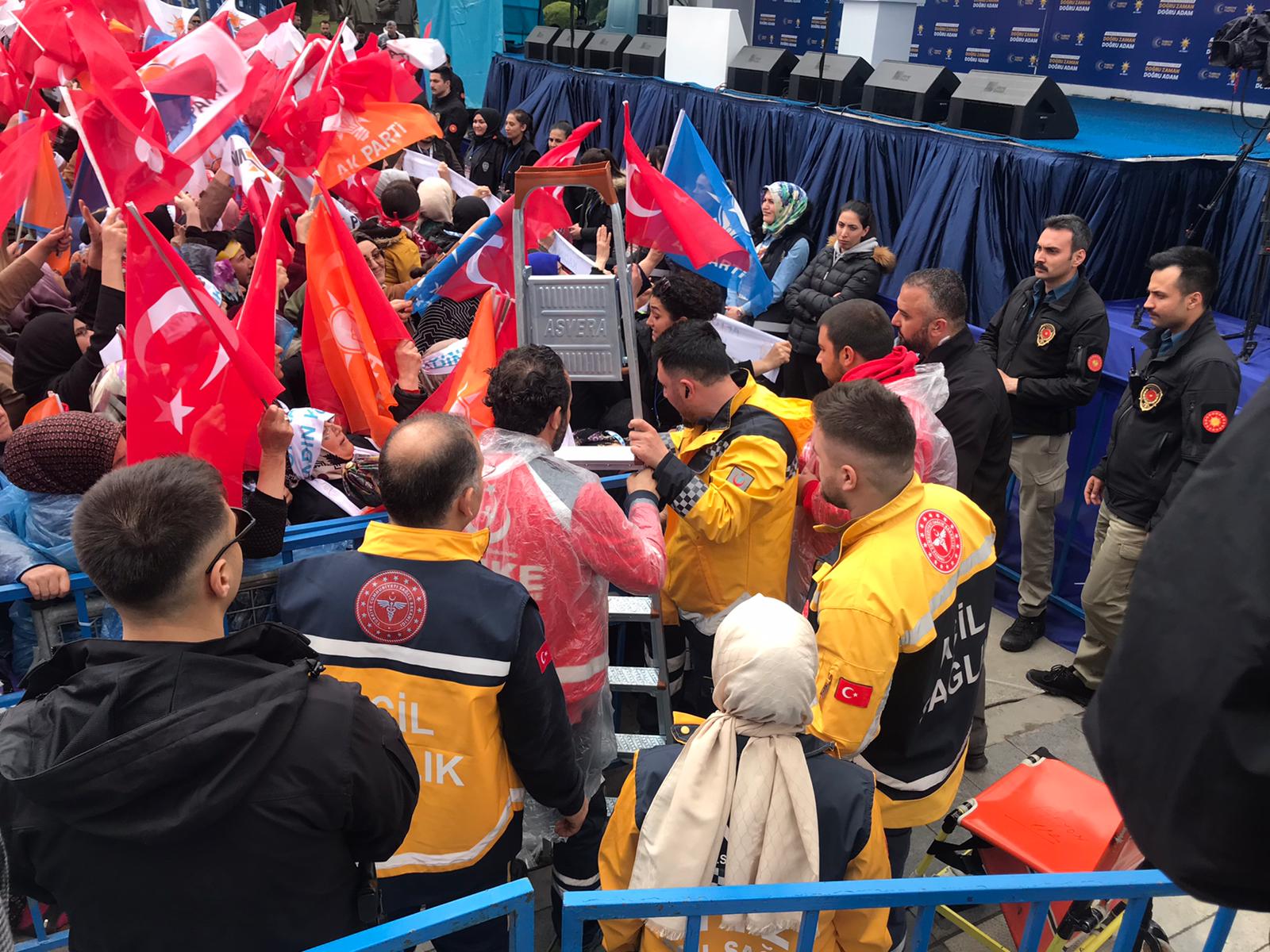 MİTİNG ALANINDA FENALAŞANLARA SAĞLIK EKİPLERİ MÜDAHALE ETTİ