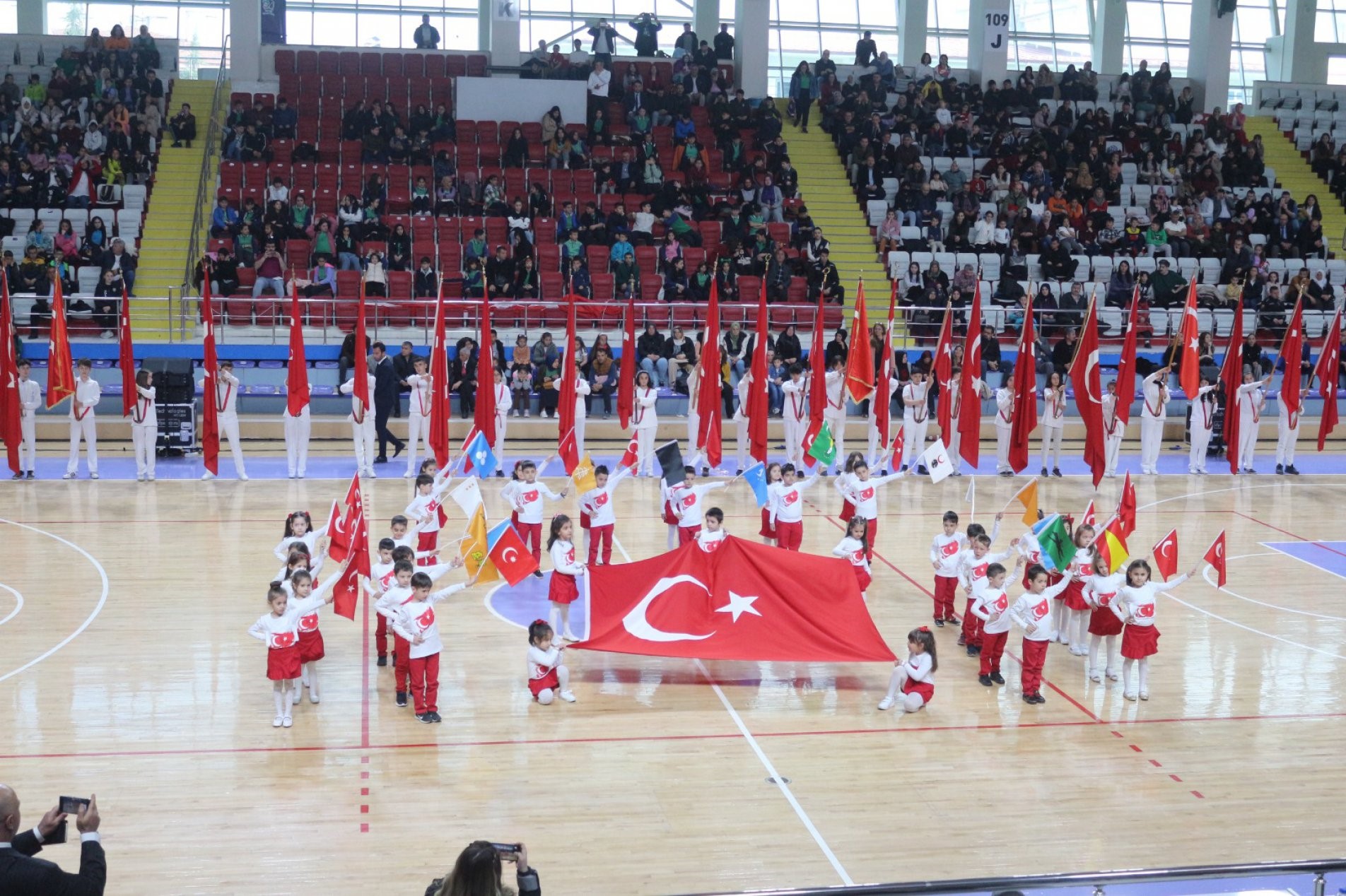 AFYON’DA 23 NİSAN’IN 103. YILDÖNÜMÜ COŞKUYLA KUTLANDI