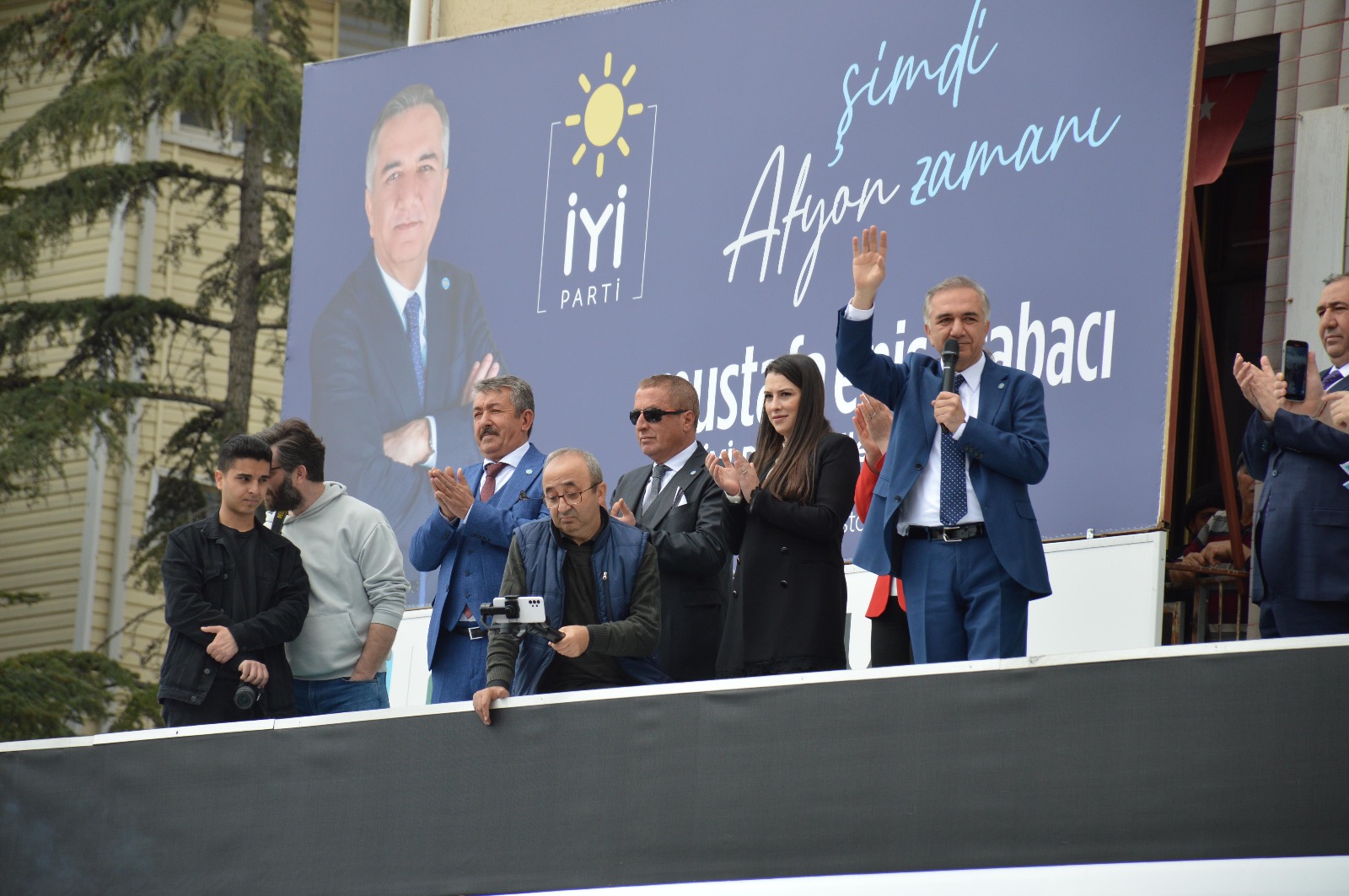 İYİ PARTİ ŞUHUT’A ÇIKARMA YAPTI
