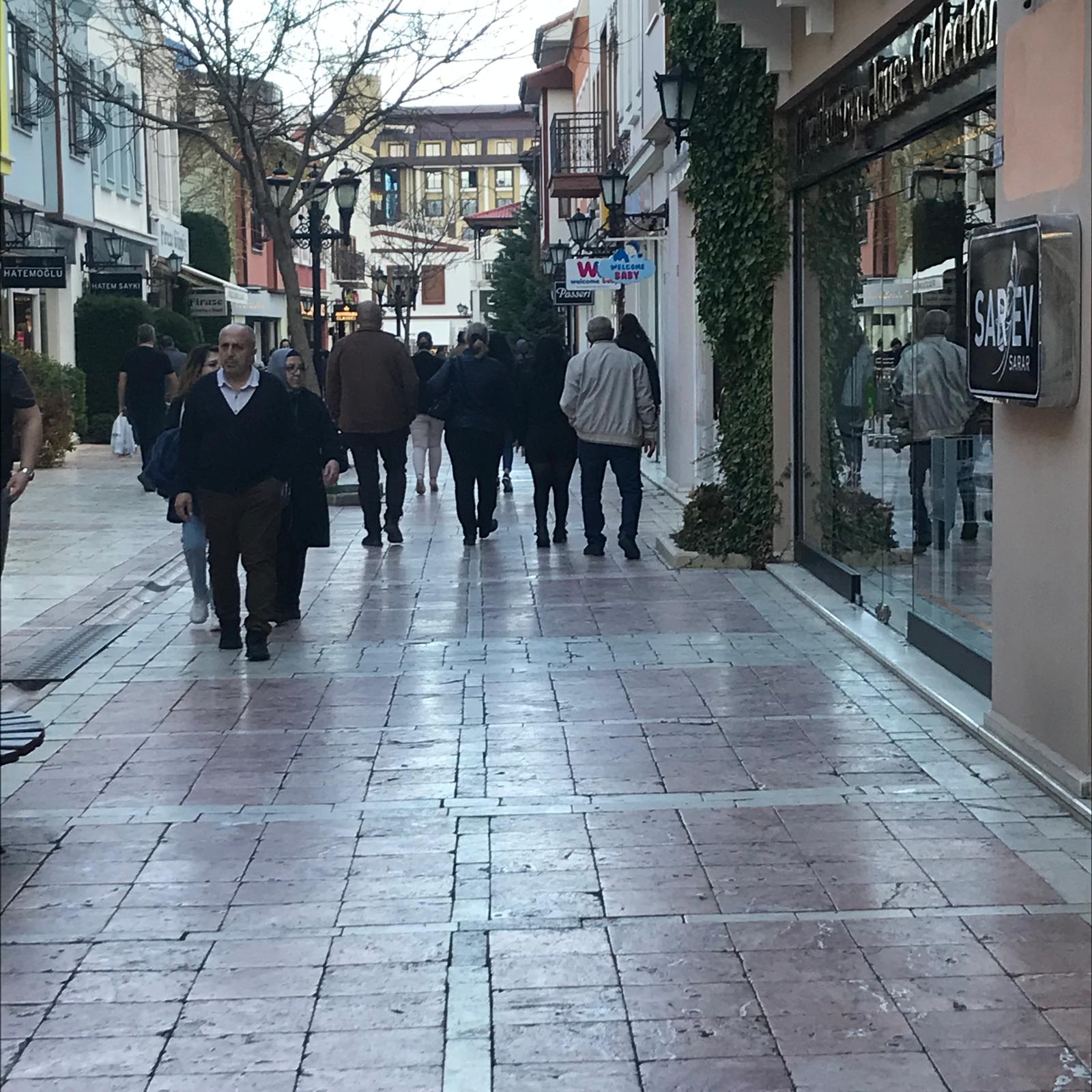 BAYRAMDA AFYONLULAR ALIŞVERİŞ MERKEZLERİNE AKIN ETTİ