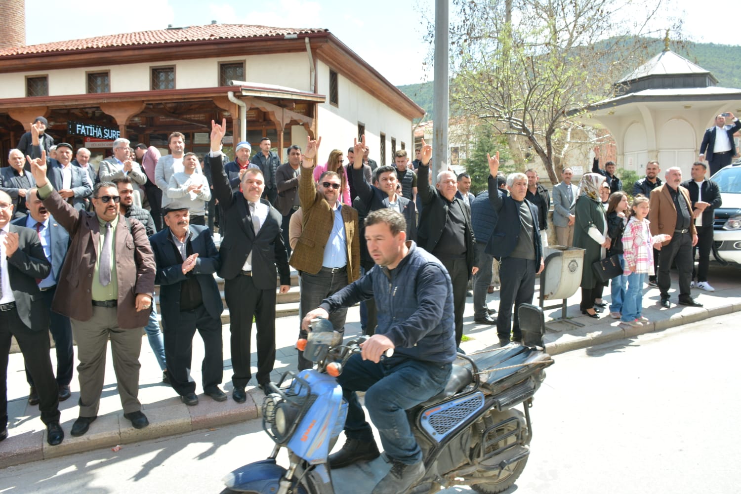“MHP’NİN KARARI NETTİR, DAVASINI SATANLARA GÜLE GÜLE”