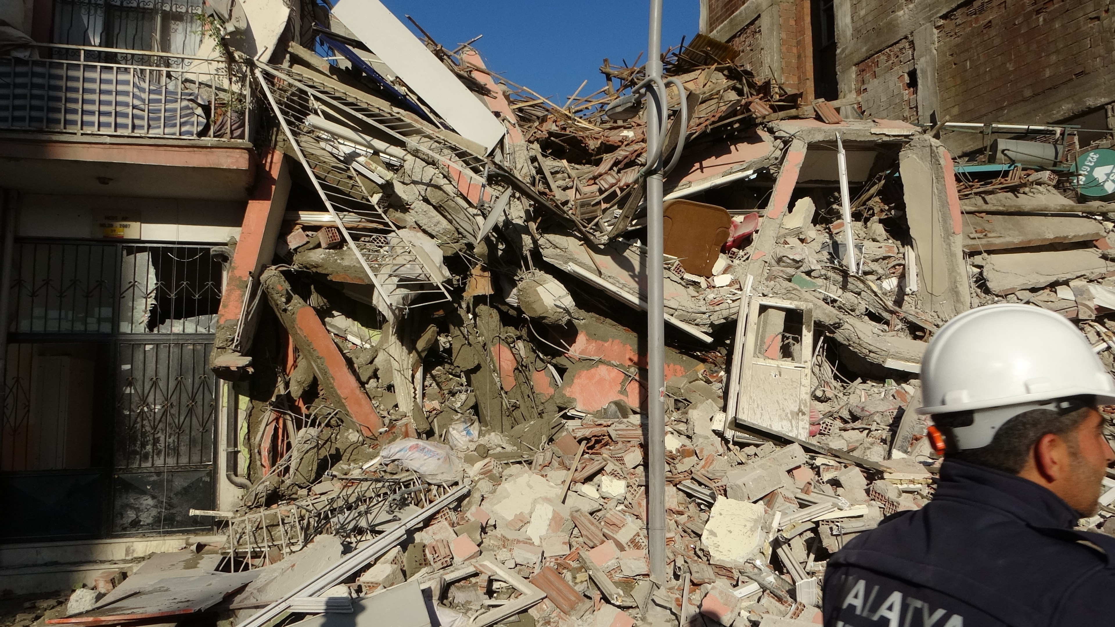 DEPREM BÖLGESİNDE 5 KATLI BİNA ÇÖKTÜ