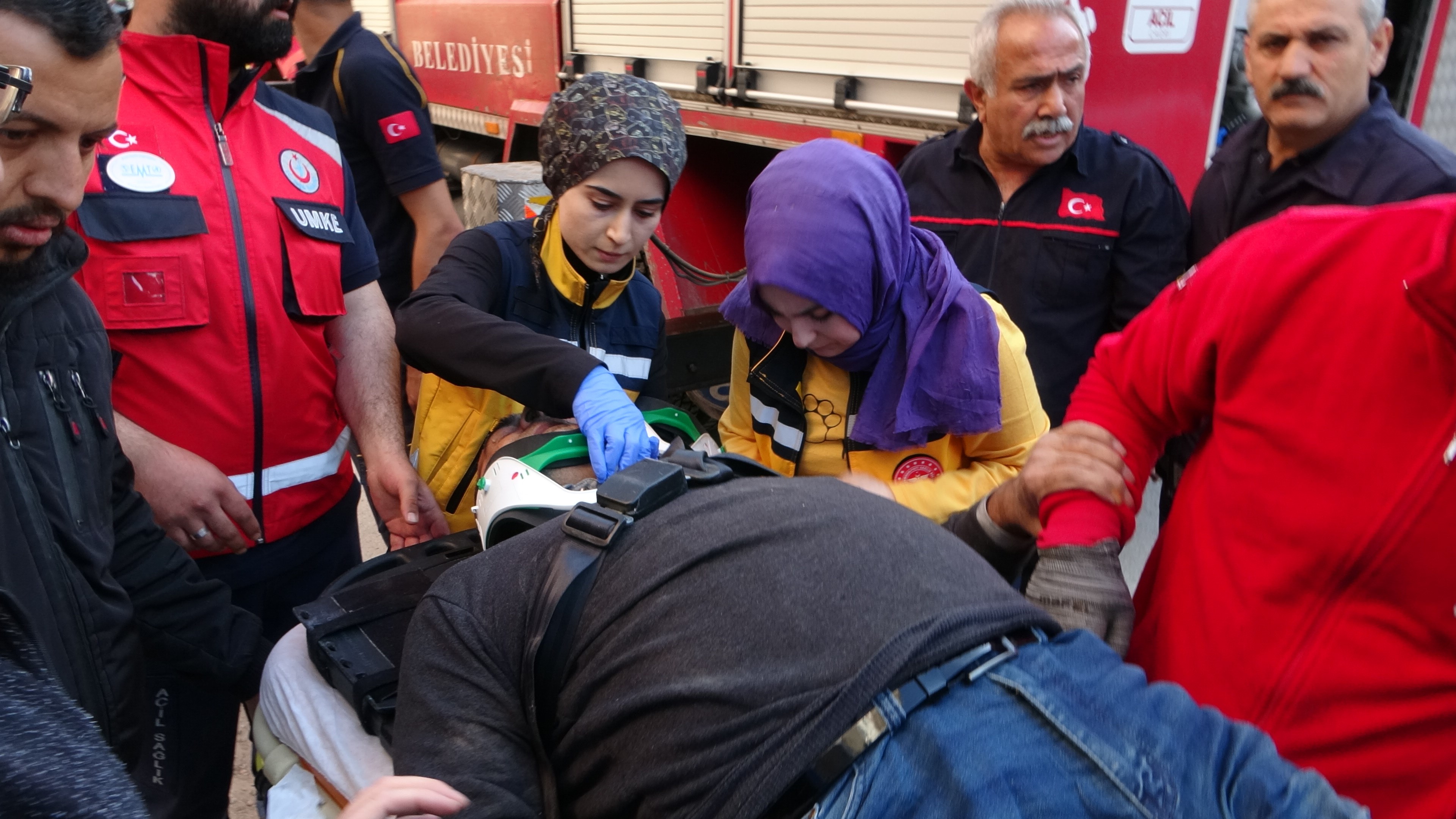DEPREM BÖLGESİNDE 5 KATLI BİNA ÇÖKTÜ