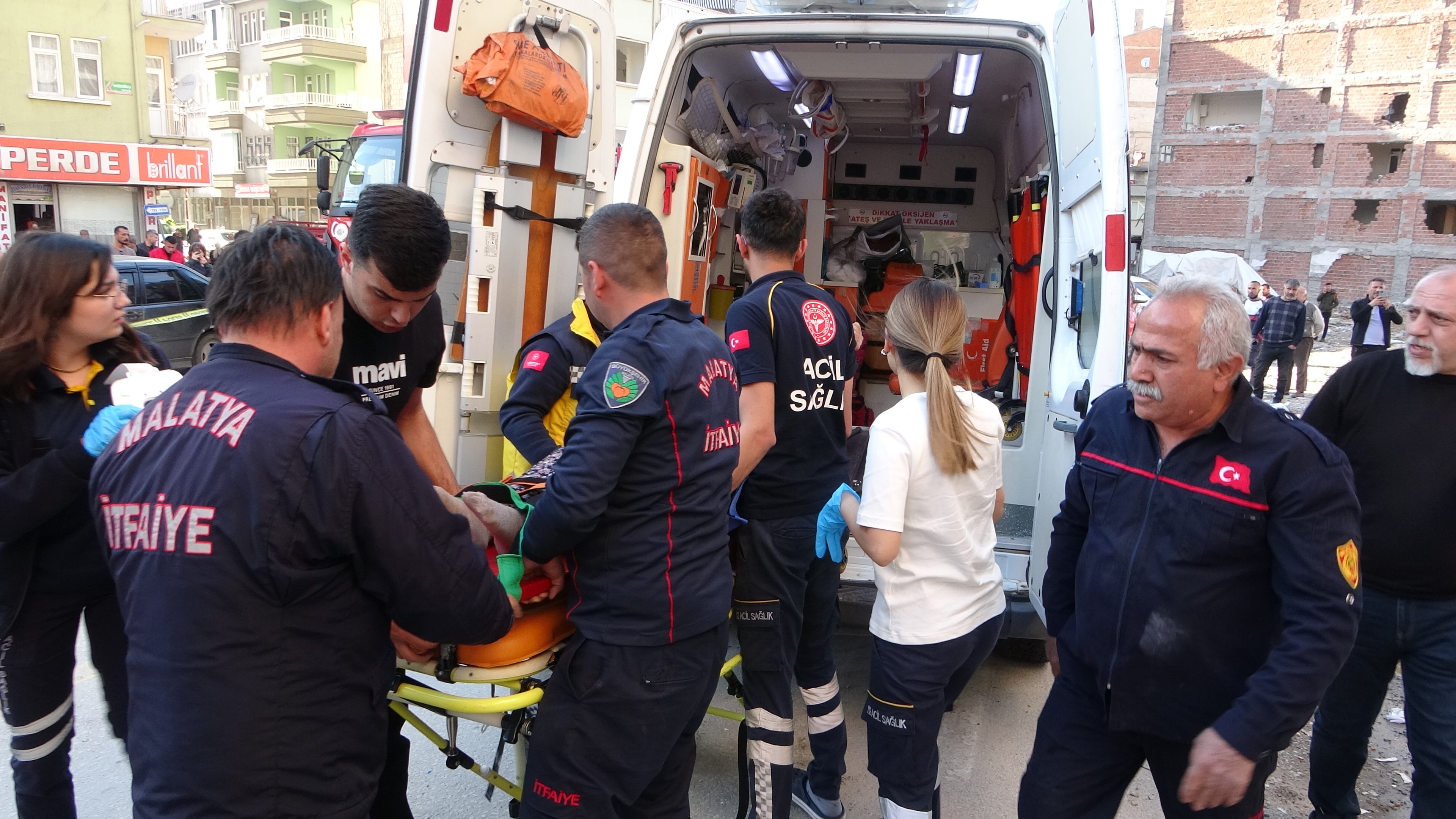 DEPREM BÖLGESİNDE 5 KATLI BİNA ÇÖKTÜ