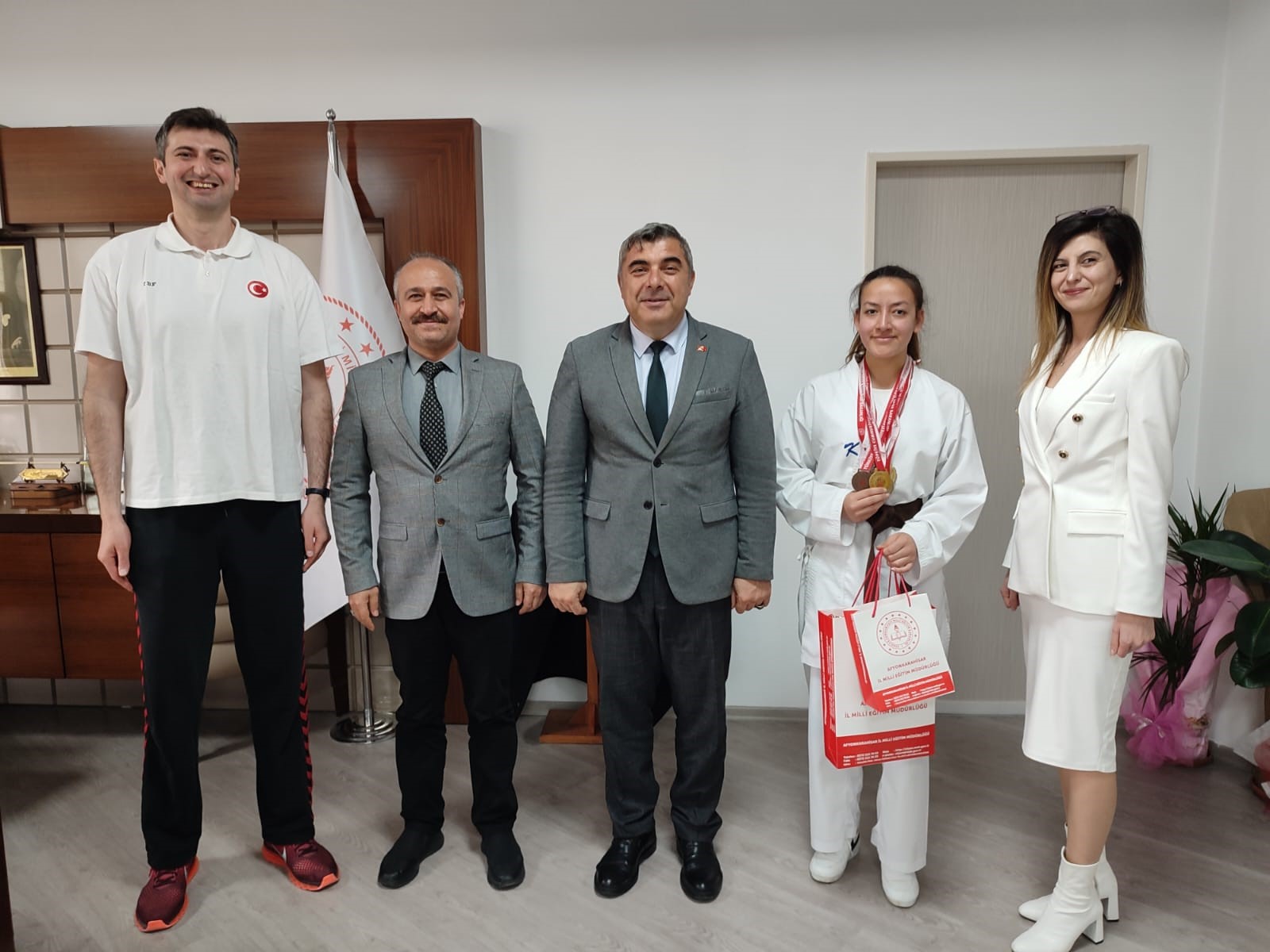 KARATE ÜÇÜNCÜSÜ AKÇİN, SÜNNETCİ’Yİ ZİYARET ETTİ