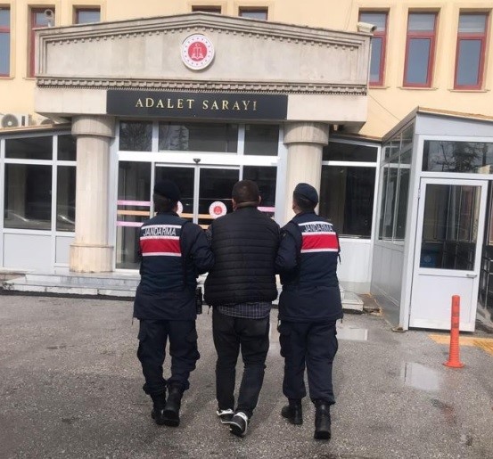 HAPİS CEZASIYLA ARANAN ŞAHIS TABANCA VE TÜFEKLERLE YAKALANDI