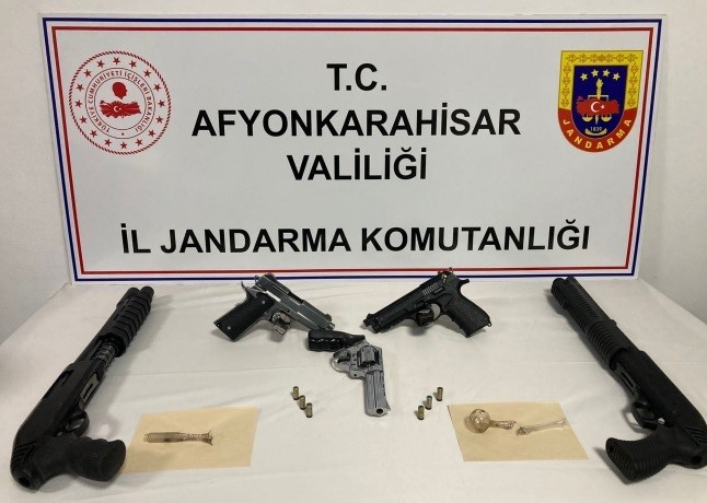 HAPİS CEZASIYLA ARANAN ŞAHIS TABANCA VE TÜFEKLERLE YAKALANDI