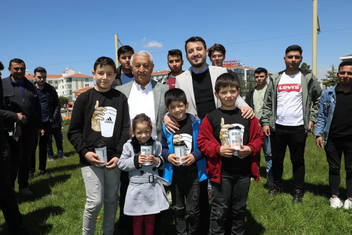 BAŞKAN ZEYBEK İLK DEFA OY KULLANACAK GENÇLERLE BİR ARAYA GELDİ