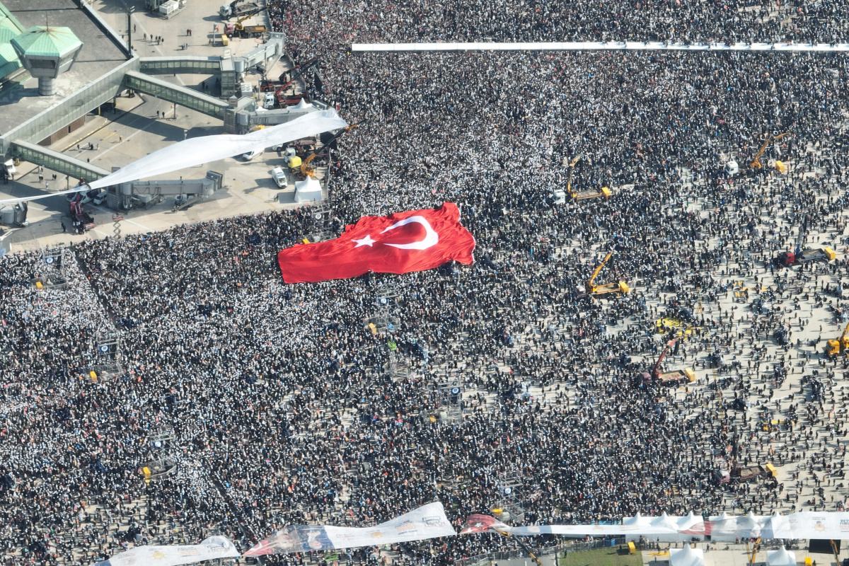 AK PARTİ BÜYÜK İSTANBUL MİTİNG ALANI HAVADAN BÖYLE GÖRÜNTÜLENDİ