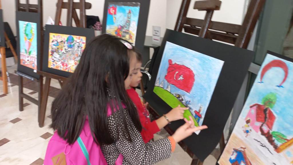 AFYONLU ÇOCUKLAR DEPREMİN RESMİNİ ÇİZDİ