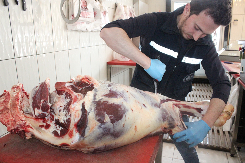 AFYONKARAHİSAR’DA UCUZ ET SATIŞI BAŞLADI 