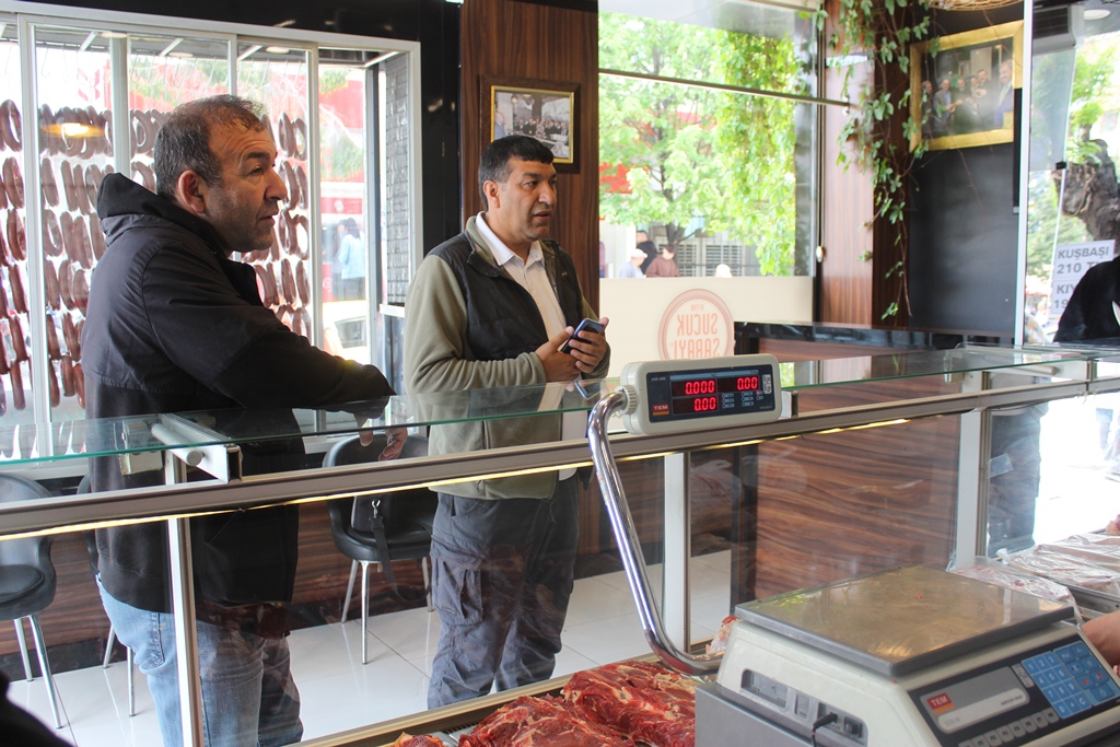 AFYONKARAHİSAR’DA UCUZ ET SATIŞI BAŞLADI 