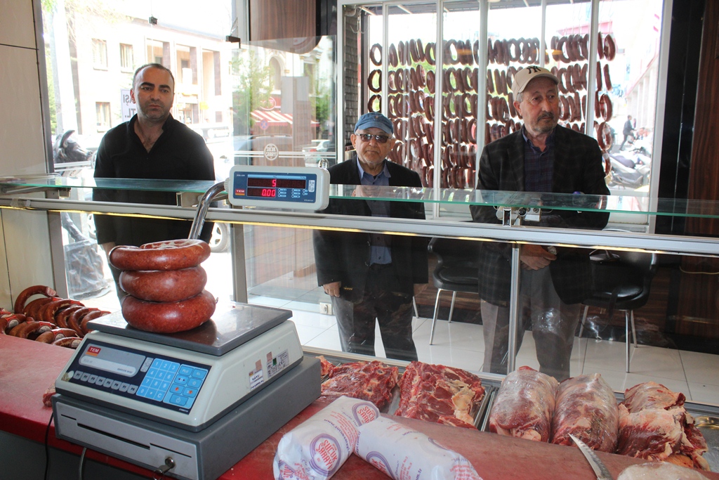 AFYONKARAHİSAR’DA UCUZ ET SATIŞI BAŞLADI 