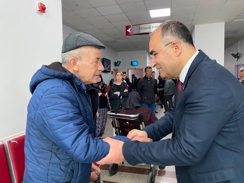 DR. ARSLAN MESLEKTAŞLARINI, HASTA VE HASTA YAKINLARINI ZİYARET ETTİ